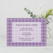 Invitation de fête à motif Fleur de Lis Violet Bla (Debout devant)