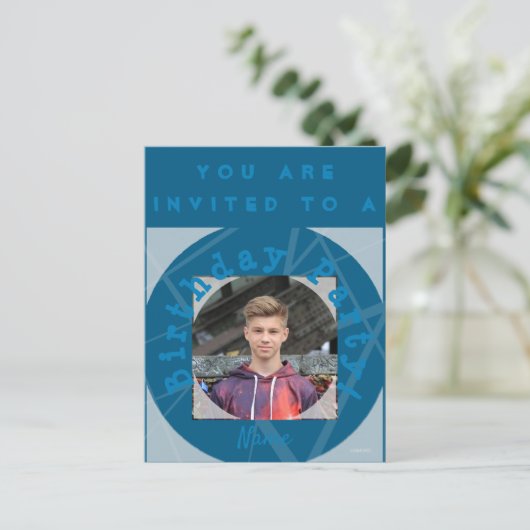 Invitation de fête d'anniversaire avec carte posta (Debout devant)