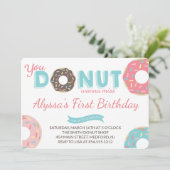 Invitation de fête d'anniversaire de beignet (Debout devant)