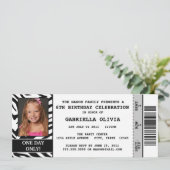 Invitation de fête d'anniversaire de billet (Debout devant)