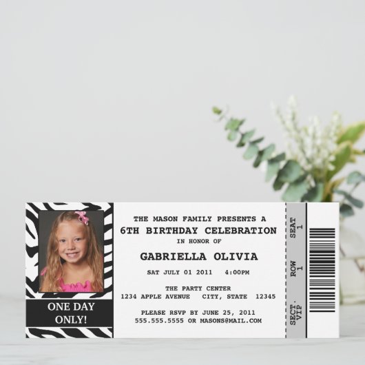 Invitation de fête d'anniversaire de billet (Debout devant)