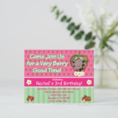 Invitation de fête d'anniversaire de fraise (Debout devant)