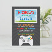 Invitation de fête d'anniversaire de garçon de jeu (Debout devant)