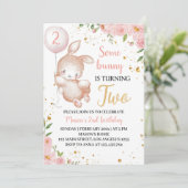 Invitation De Fête D'Anniversaire De Lapin Rose (Debout devant)