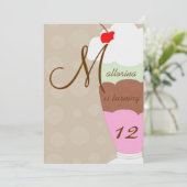 Invitation de fête d'anniversaire de parfait de (Debout devant)