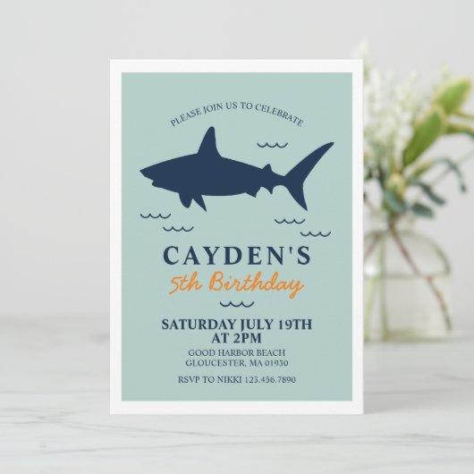 Invitation de fête d'anniversaire de requin (Debout devant)