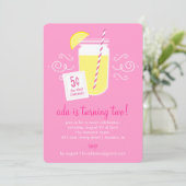 Invitation de fête d'anniversaire de stand de (Debout devant)