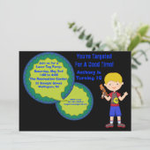 Invitation de fête d'anniversaire d'étiquette de (Debout devant)