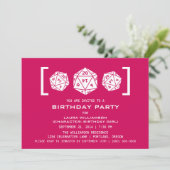 Invitation de fête d'anniversaire rose D20 Dice (Debout devant)