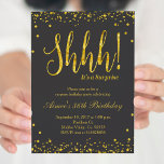 Invitation de fête d'anniversaire surprise Black G<br><div class="desc">Faux or confetti splatters blush rose invitation à la fête avec un design étincelant pour la fête d'anniversaire surprise. Parfait pour un anniversaire moderne.</div>