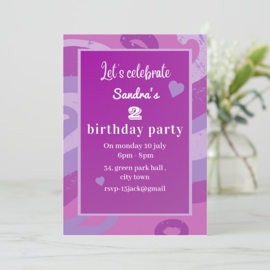 invitation de fête d'anniversaire violette (Debout devant)