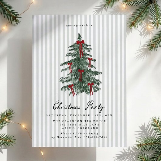 Invitation de fête de Noël avec un arbre vert rayé