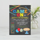 Invitation de fête sur tableau noir Game On Arcade (Debout devant)