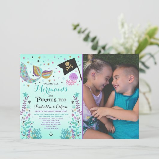 Invitation de fille de garçon d'enfant de mêmes (Debout devant)