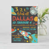 Invitation de fusée d'anniversaire de l'espace (Debout devant)