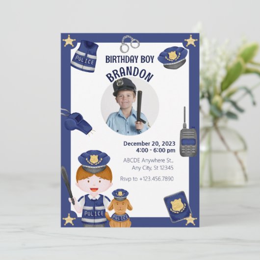 Invitation de garçon de police (Debout devant)