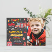 Invitation de garçon de pompier d'anniversaire de  (Debout devant)