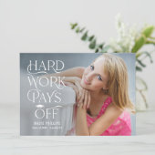 Invitation de graduation de couleur éditable Grad (Debout devant)