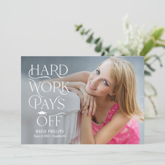 Invitation de graduation de couleur éditable Grad (Debout devant)