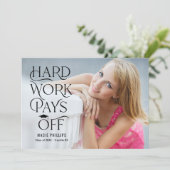 Invitation de graduation de couleur éditable Grad  (Debout devant)