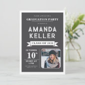 Invitation de graduation minimaliste foncé (Debout devant)