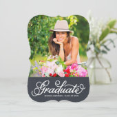 Invitation de Graduation Photo Script Moderne (Debout devant)