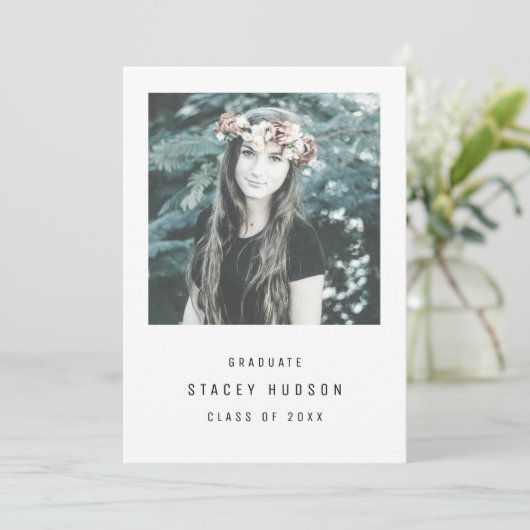 Invitation de graduation simple et moderne (Debout devant)