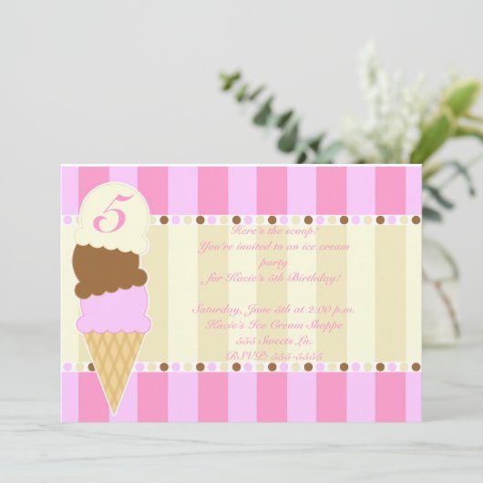 Invitation de la crème glacée (Debout devant)