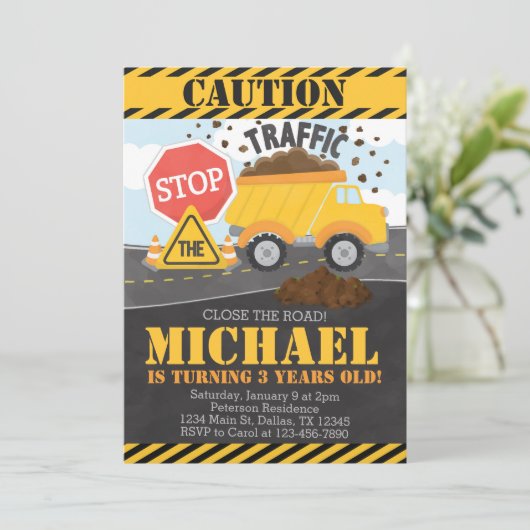 Invitation de la fête d'anniversaire de constructi (Debout devant)