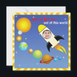 Invitation de la fête d'anniversaire de Kids Photo<br><div class="desc">Une invitation mignonne et adorable pour tout enfant qui aime l'espace, les fusées et les aliens. Remplacez l'exemple de photo par celui de votre petit prince. Tous les textes par défaut peuvent être entièrement customisés avec vos propres formules, en conséquence, et vous pouvez également modifier les polices, les tailles et...</div>