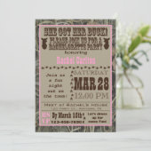 Invitation de la fête de bachelorette Camo rose (Debout devant)