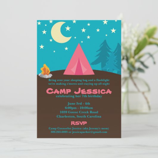 Invitation de la fête de camping (Debout devant)