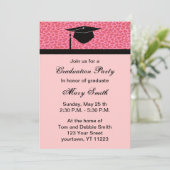 Invitation de la fête de graduation Monogram Pink (Debout devant)