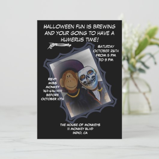 Invitation de la fête de singe-sorcière d'Hallowee (Debout devant)