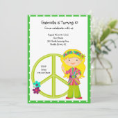 Invitation de la fille hippie aux signes de paix (Debout devant)