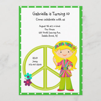 Invitation de la fille hippie aux signes de paix