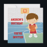Invitation de la partie anniversaire de enfant de<br><div class="desc">Un design de basket mignon pour toute fête d'anniversaire d'un futur joueur de basket ou de basket-ball, avec un jeune joueur de basket-ball en rouge et blanc et tenant un basket-ball sur un terrain de basket-ball. Parfait pour tout cadeau d'anniversaire ou de fête. Visitez CelebrationBazaar pour voir la collection de...</div>