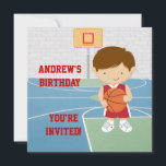 Invitation de la partie anniversaire de enfant de<br><div class="desc">Un design de basket mignon pour toute fête d'anniversaire d'un futur joueur de basket ou de basket-ball, avec un jeune joueur de basket-ball en rouge et blanc et tenant un basket-ball sur un terrain de basket-ball. Parfait pour tout cadeau d'anniversaire ou de fête. Visitez CelebrationBazaar pour voir la collection de...</div>
