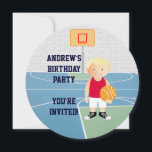 Invitation de la partie anniversaire de enfant de<br><div class="desc">Nous pouvons créer ceci dans n'importe quelle couleur uniforme de basket ou changer n'importe quel élément du garçon selon les besoins. Un design de basket mignon pour toute fête d'anniversaire d'un futur joueur de basket ou ventilateur de basket, avec un jeune joueur de basket en maillot et tenant un basket...</div>