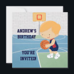 Invitation de la partie anniversaire de enfant de<br><div class="desc">Un design de basket mignon pour toute fête d'anniversaire d'un futur joueur de basket ou ventilateur de basket, avec un jeune joueur de basket en uniforme rouge et bleu marine et tenant un basket-ball sur un terrain de basket-ball. Parfait pour tout cadeau d'anniversaire ou de fête. Visitez CelebrationBazaar pour voir...</div>