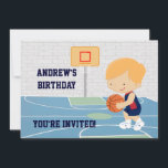 Invitation de la partie anniversaire de enfant de<br><div class="desc">Un design de basket mignon pour toute fête d'anniversaire d'un futur joueur de basket ou ventilateur de basket, avec un jeune joueur de basket-ball portant un maillot de basket rouge et bleu marine et tenant un basket-ball sur un terrain de basket. Parfait pour tout cadeau d'anniversaire ou de fête. Visitez...</div>