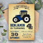 Invitation de la partie Anniversaire de enfant de<br><div class="desc">Éblouissez vos invités avec cet invitation de fête d'anniversaire cool avec un beau tracteur de ferme bleu avec typographie moderne contre un arrière - plan de parchemin vintage. Ajoutez simplement les détails de votre événement sur ce modèle facile à utiliser pour en faire une invitation unique. Retournez la carte pour...</div>