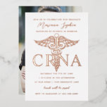 Invitation de l'IRCRN en soins infirmiers<br><div class="desc">Véritable feuille d'or ! Initiales modifiables, CRNA et le symbole médical de cathéréée sur l'arrière - plan de couleur personnalisé. Travaille à la fois comme une invitation à une fête de remise de diplômes ou comme une faire-part de remise de diplômes. La photo au dos est facultative. Choisissez votre couleur...</div>