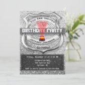 Invitation de l'officier de police (Debout devant)