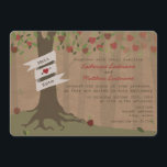 Invitation de mariage Apple Orchard inspirée par l<br><div class="desc">Une invitation mariage de automne avec une illustration de pommiers. Le coffre emballé avec une bannière peut être customisé avec les noms de mariée et mariée. L'expression est celle de la mariée et du marié avec leurs familles. L'Arrière - plan s'inspire du carton de papier brun.</div>
