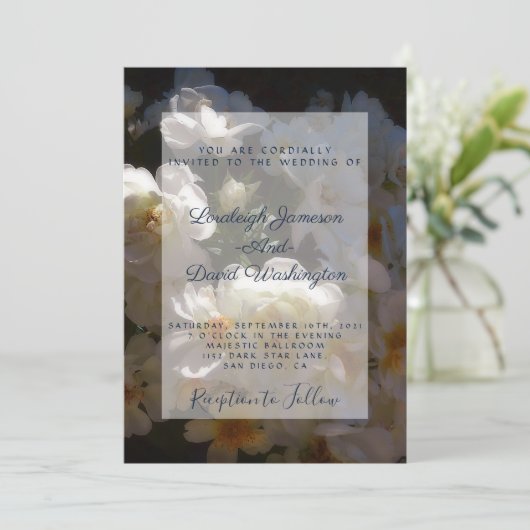 Invitation de mariage aux roses blanches (Debout devant)