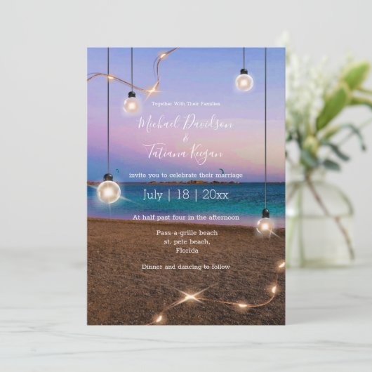 invitation de mariage de plage aux lumières or des (Debout devant)
