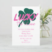 Invitation de mariage rose chanceux de la Saint-Pa (Debout devant)