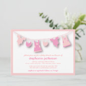 Invitation De mignons vêtements pour bébés en file d'attente (Debout devant)