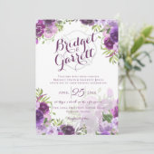 Invitation de monogramme de pompier à fleurs viole (Debout devant)